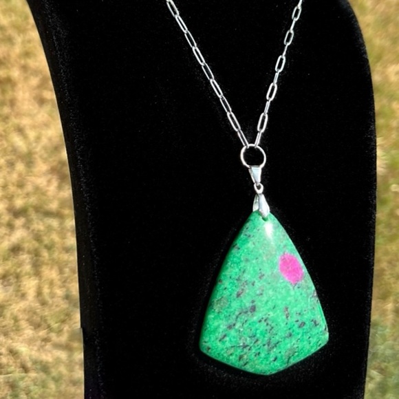 Gorgeous Green Pendant - Picture 3 of 4